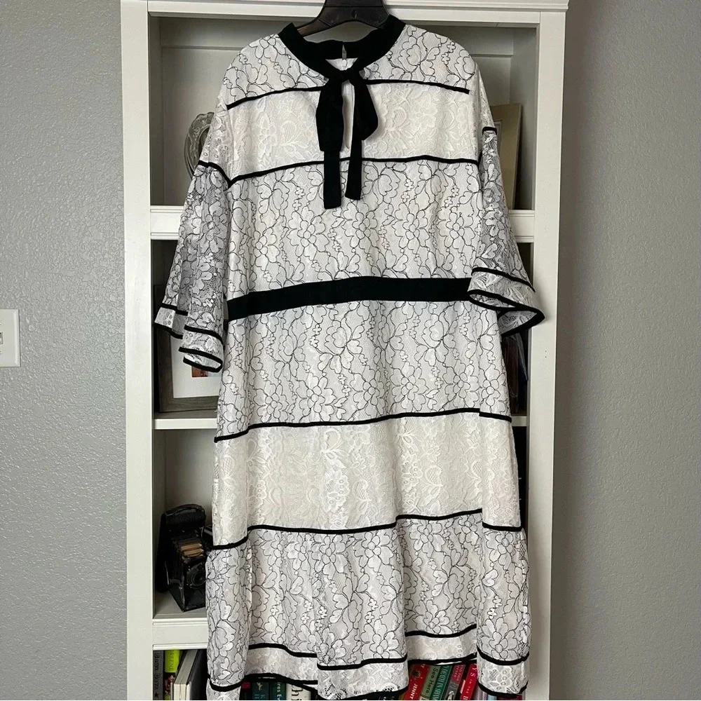 ELOQUII Studio Lace Blocked Dress With Piping White & Black Size 20 - Picture 2 of 5